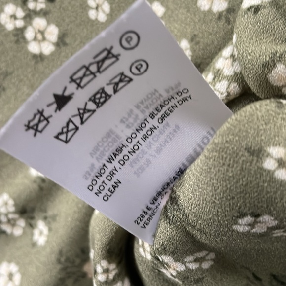 Flirty FEMME super flattering Reformation sage grewn floral puff sleeve top 4 💕 - Picture 6 of 8